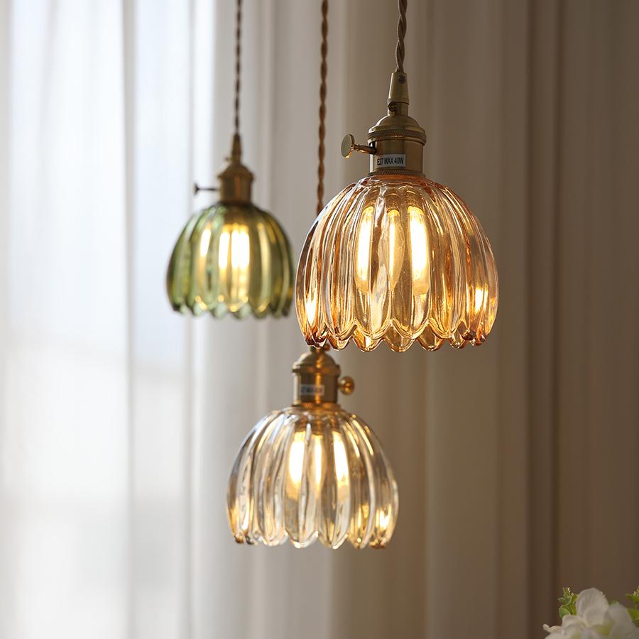 Retro Pendelleuchte mit Glasblumen und warmweißem LED-Licht