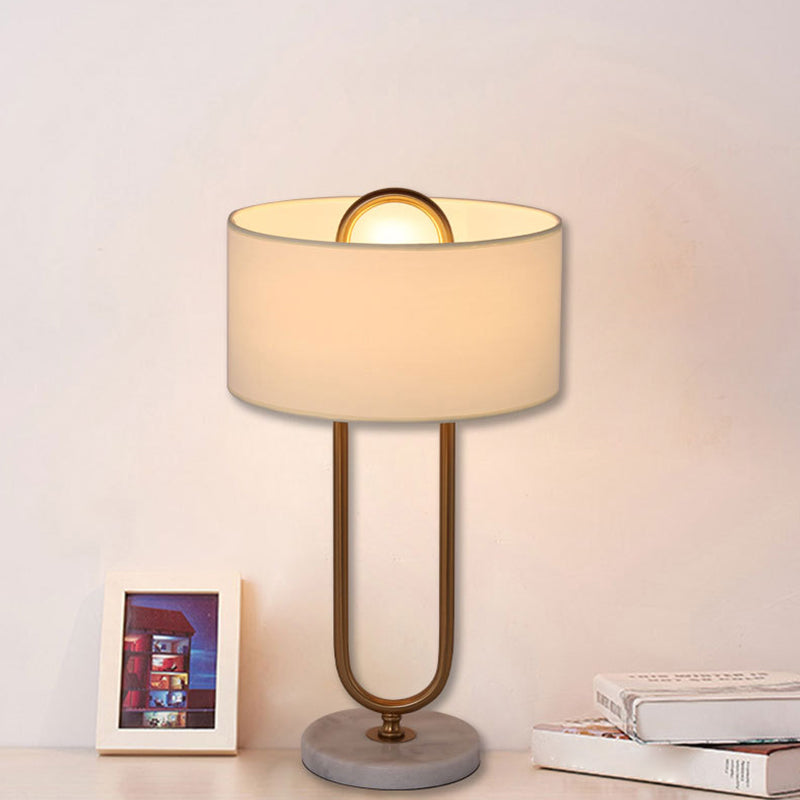AnnaLicht – Weiße Trommel-Nachtlampe mit ovalem Standfuß Schlafzimmer