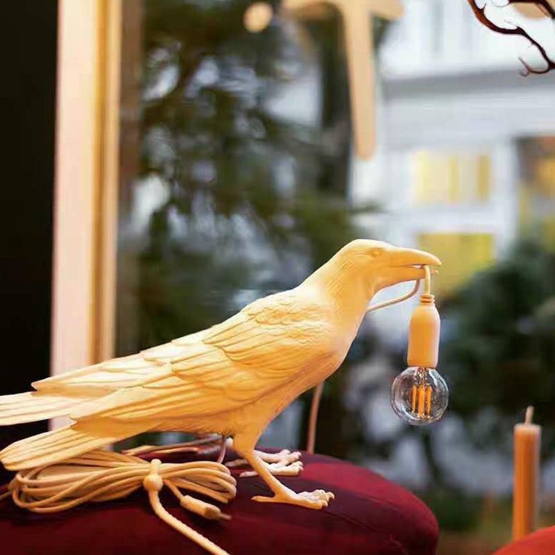 AvianGlow - Künstlerische Tischlampe aus Harz für das Schlafzimmer