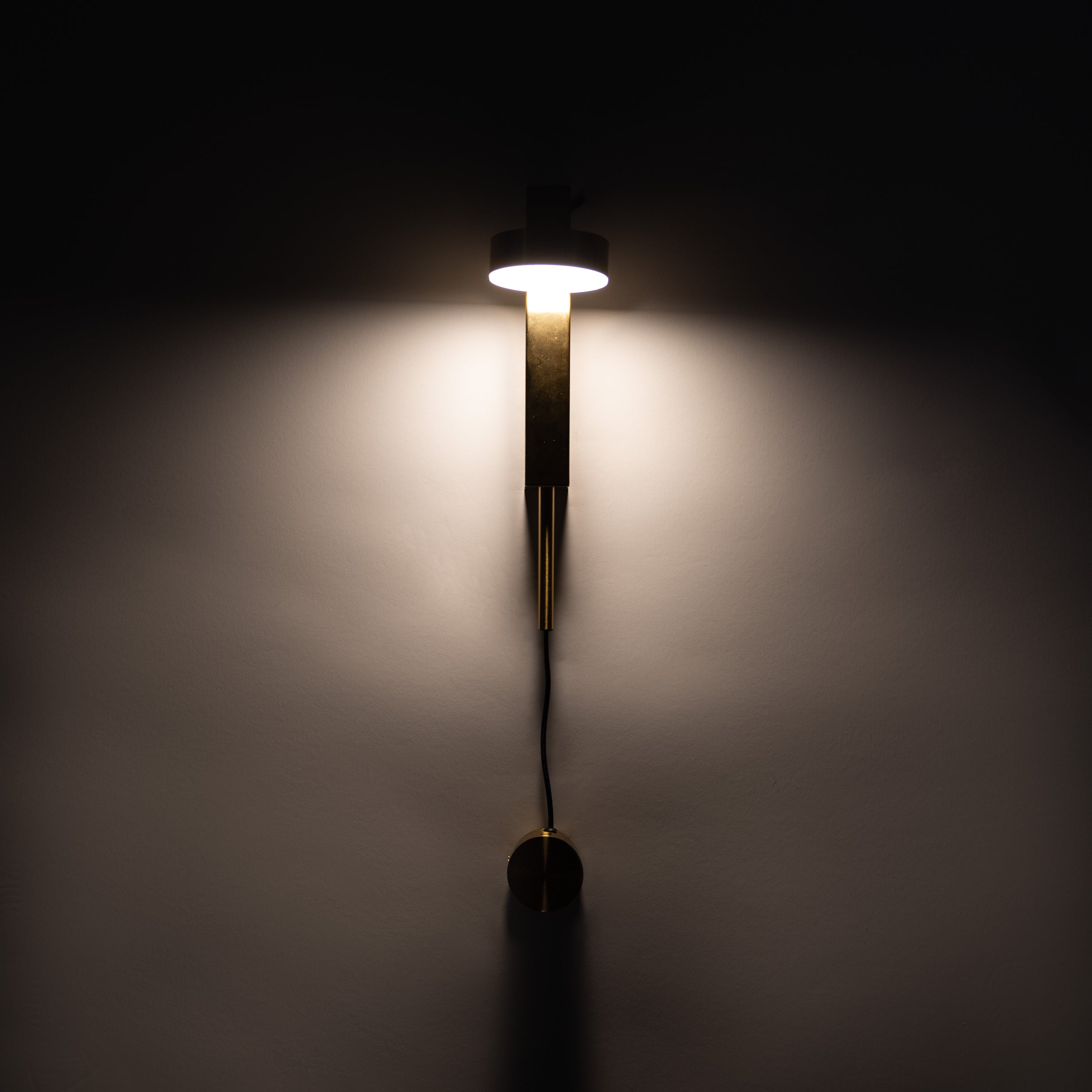Candiora LED-Wandleuchte – Modernes Design in Schwarz & Gold für Wohnzimmer