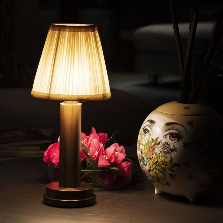 DokuGlow - Wasserdichte LED-Tischlampe für luxuriöse Beleuchtung