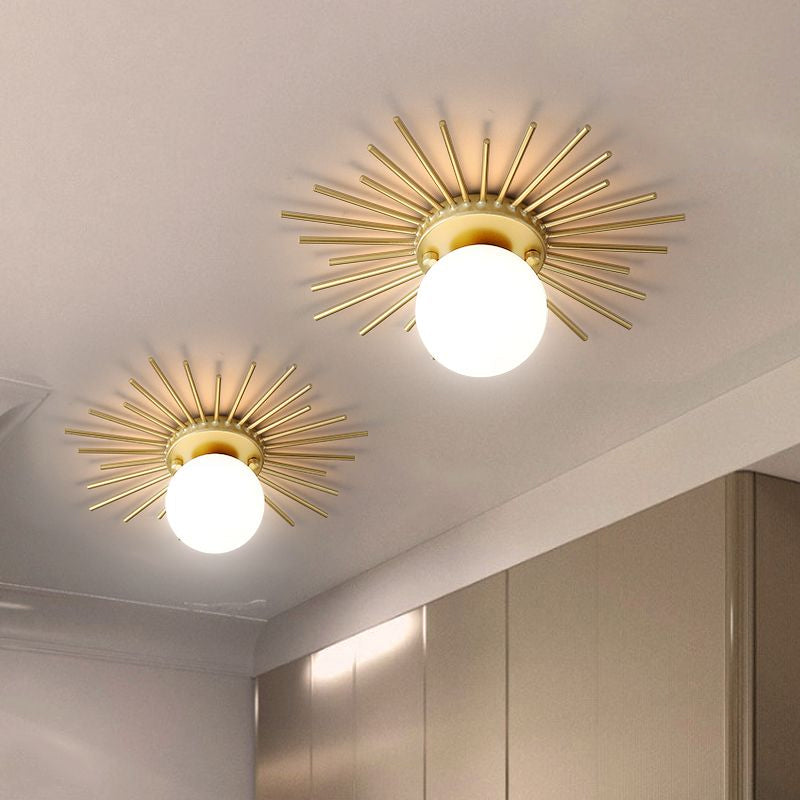 OpalGlint - Goldene Deckenleuchte mit mattiertem Glas