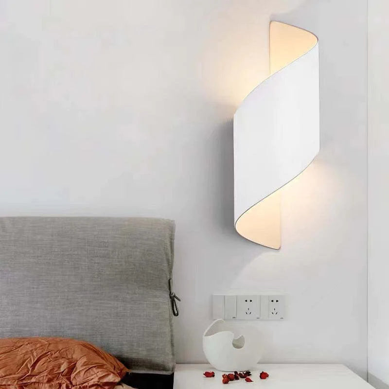 VernoSpiral LED-Wandleuchte – Spiraldesign aus Metall in Schwarz & Weiß