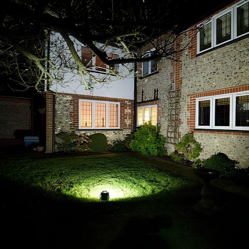 SolaRay LED Solarstrahler modern – extra hell für Einfahrt