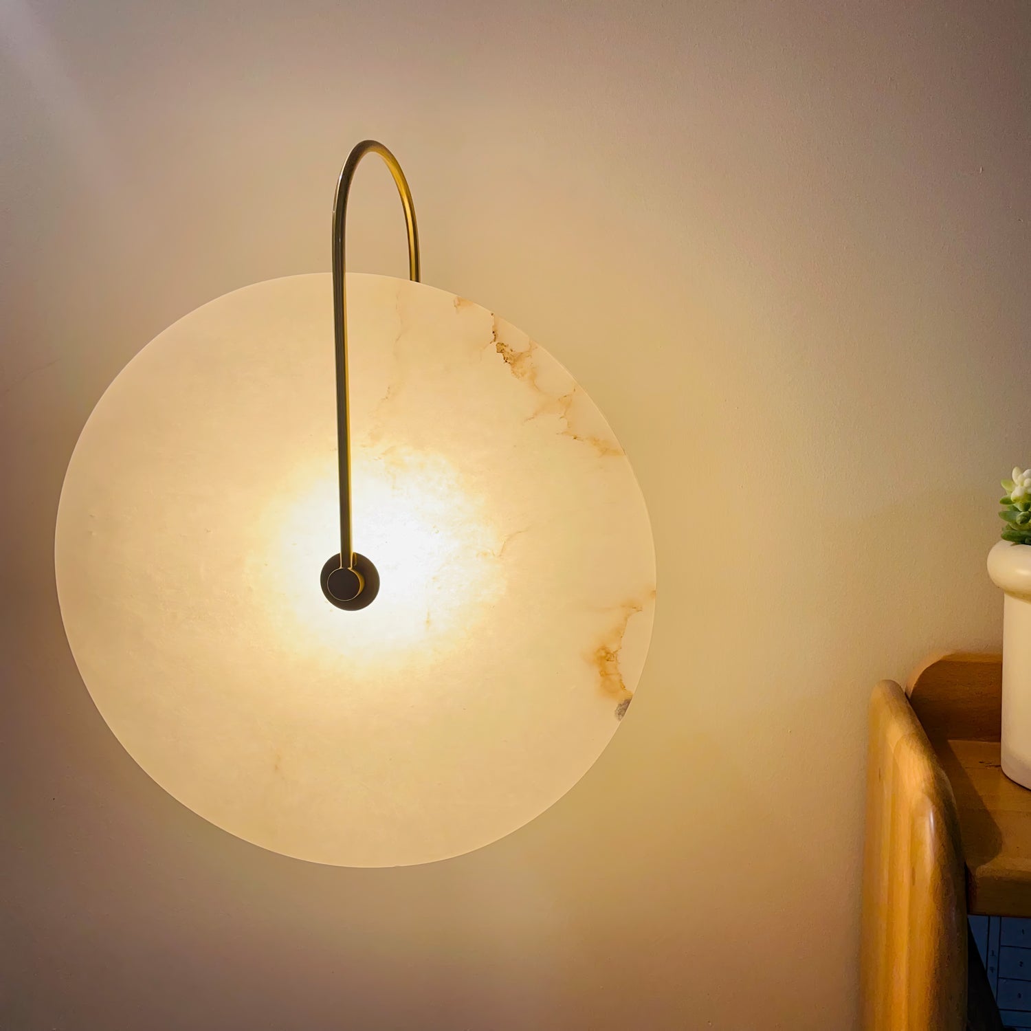 LumaAlba Wandleuchte – Modern, LED, Alabaster-Optik, Für Flur