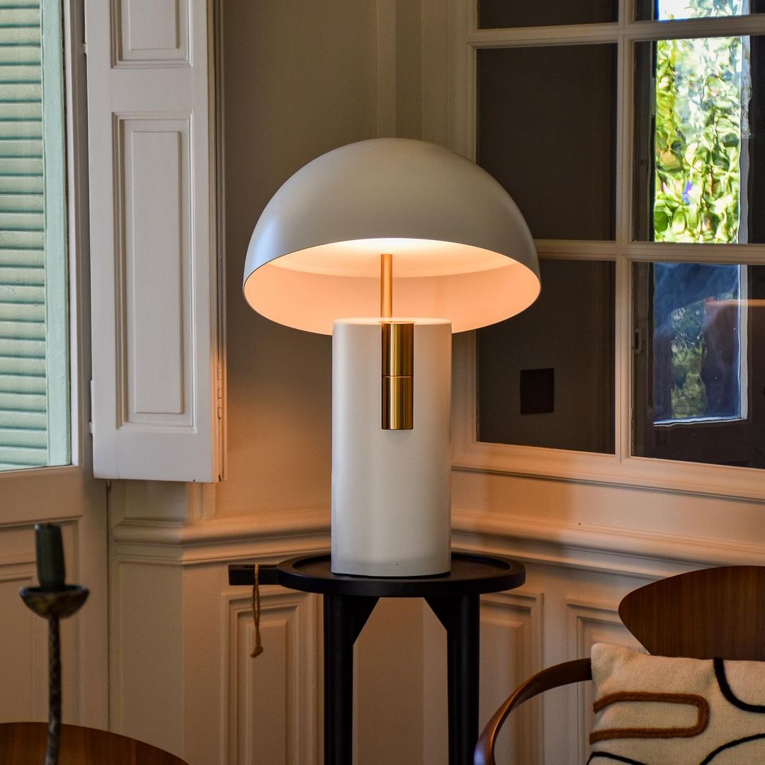 Avano Minimalistische Tischlampe – LED Weiß Perfekt für Wohnzimmer