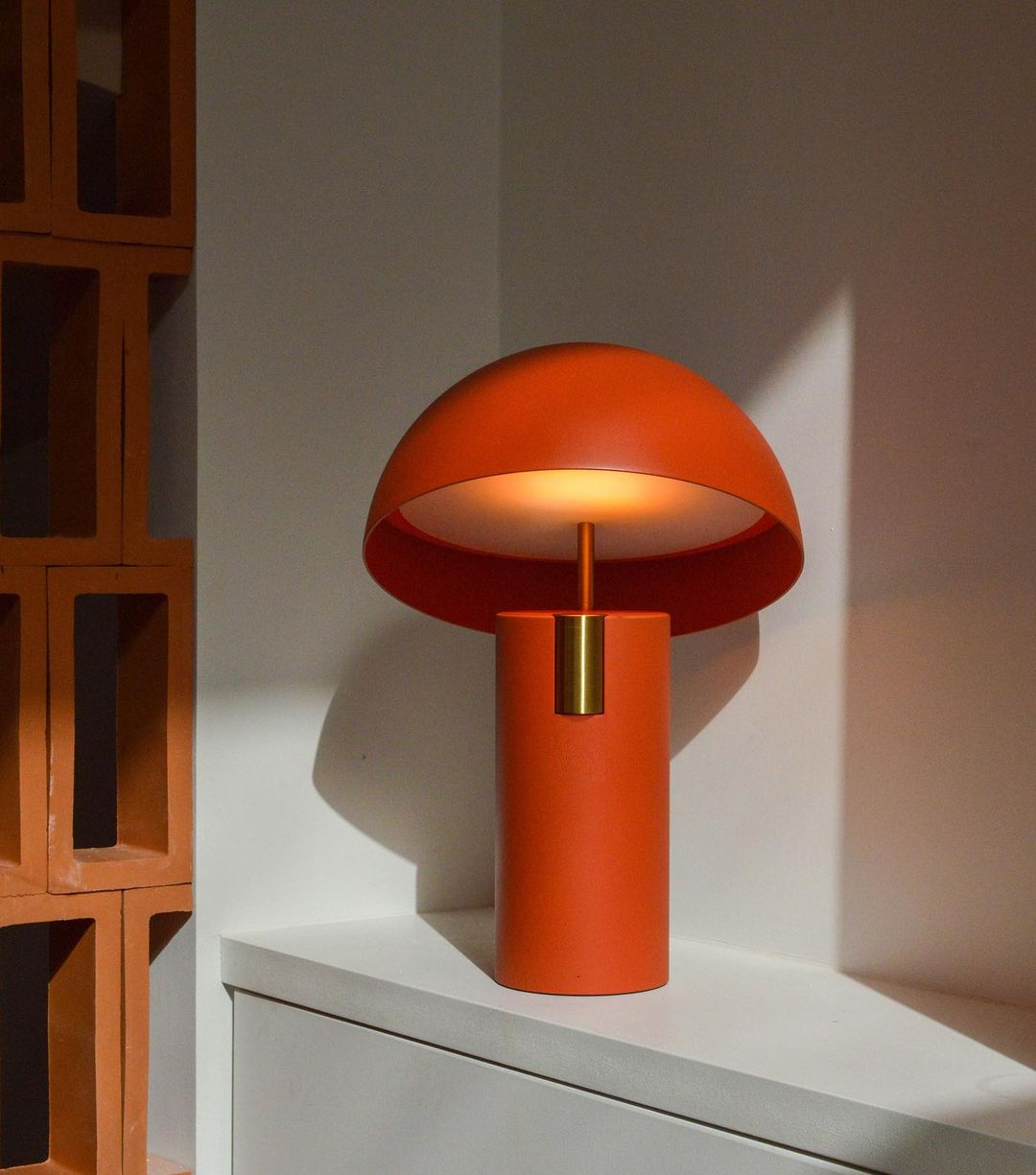 Avano Minimalistische Tischlampe – LED Weiß Perfekt für Wohnzimmer
