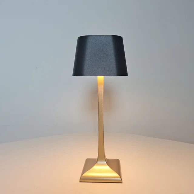 GlanzQuadro – Moderne LED-Tischlampe USB Schwarz Büro
