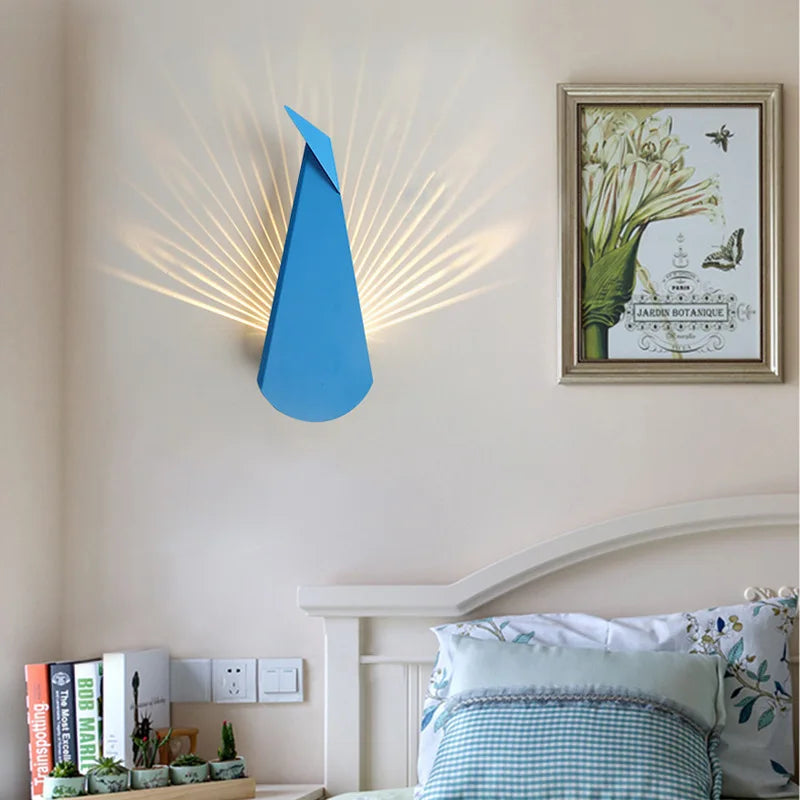 RadiantPlume – Moderne LED-Wandleuchte inspiriert vom Pfau