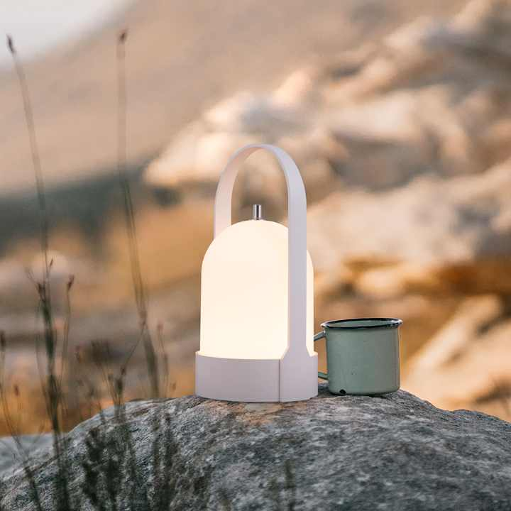 LumiGlow LED Laterne – Modern, tragbar, warmweiß, für Garten & Balkon