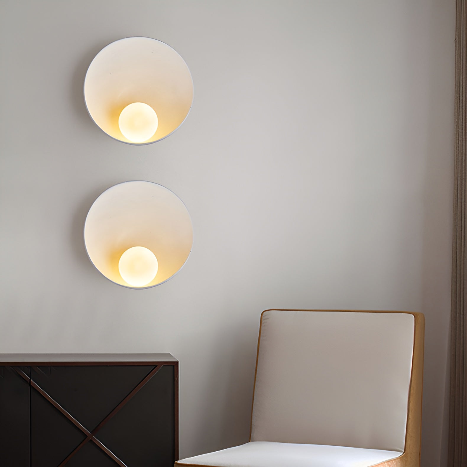 SereneGlow – Weiße Wabi-Sabi LED-Wandleuchte