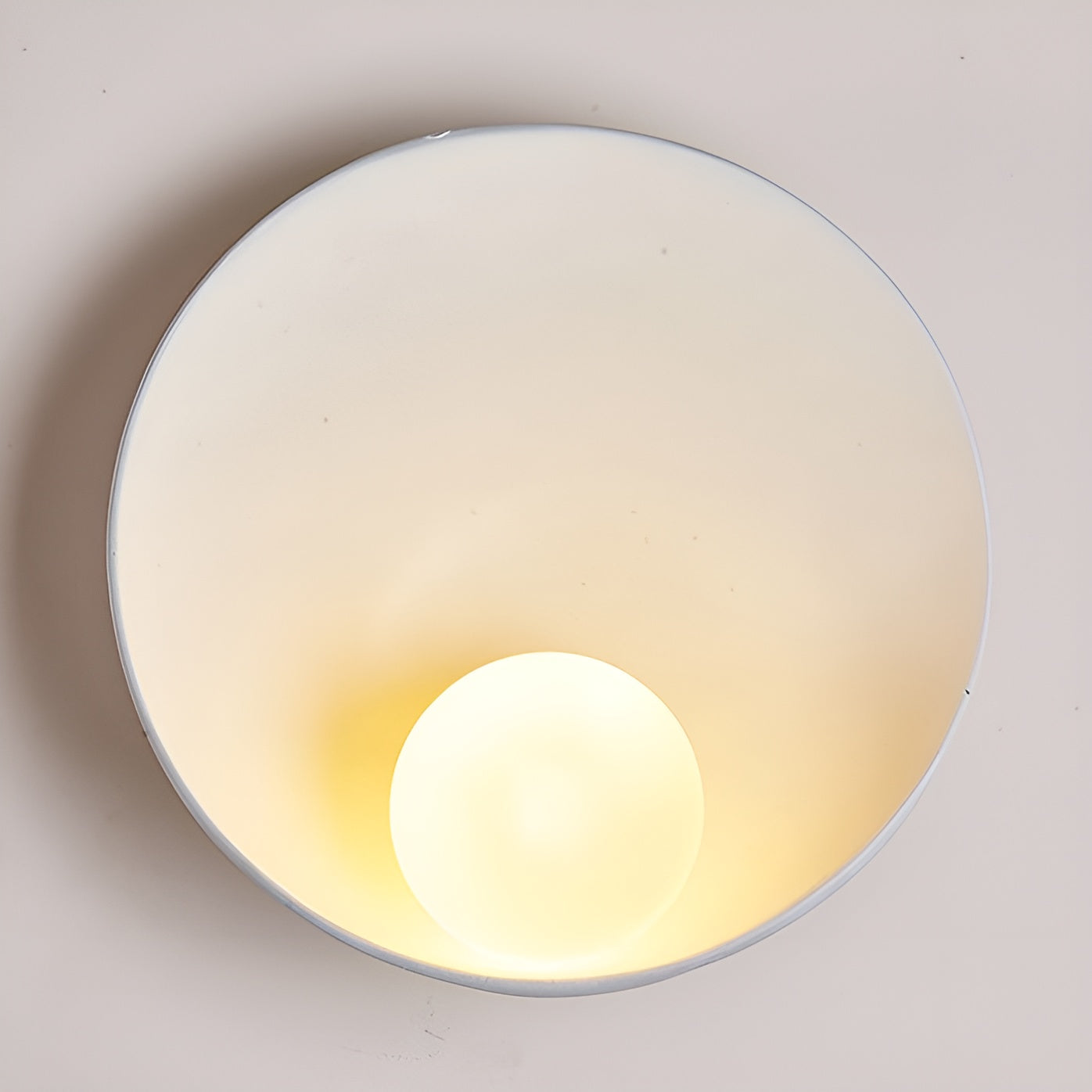 SereneGlow – Weiße Wabi-Sabi LED-Wandleuchte