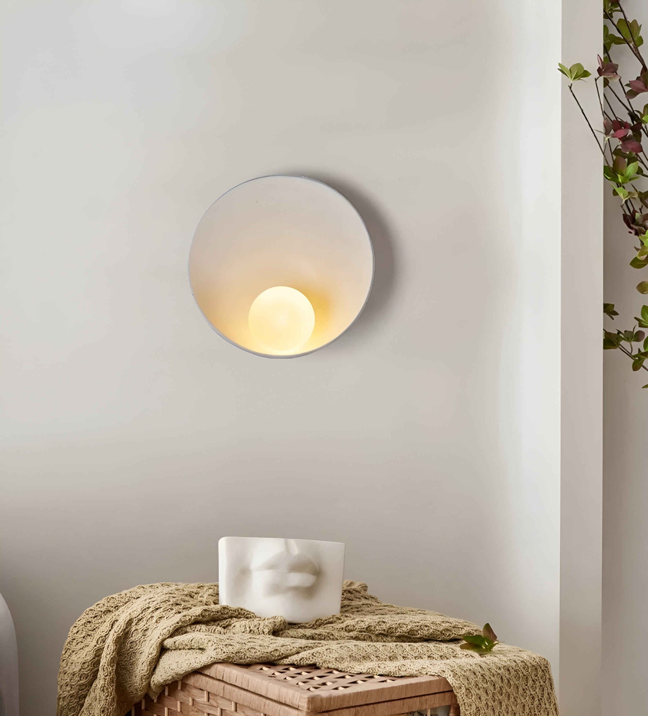 SereneGlow – Weiße Wabi-Sabi LED-Wandleuchte