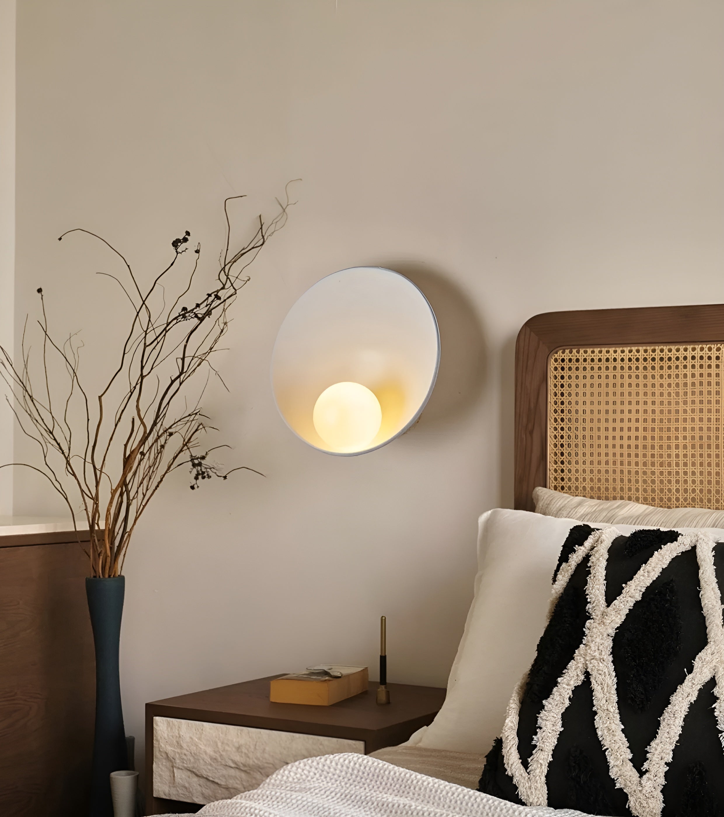 SereneGlow – Weiße Wabi-Sabi LED-Wandleuchte