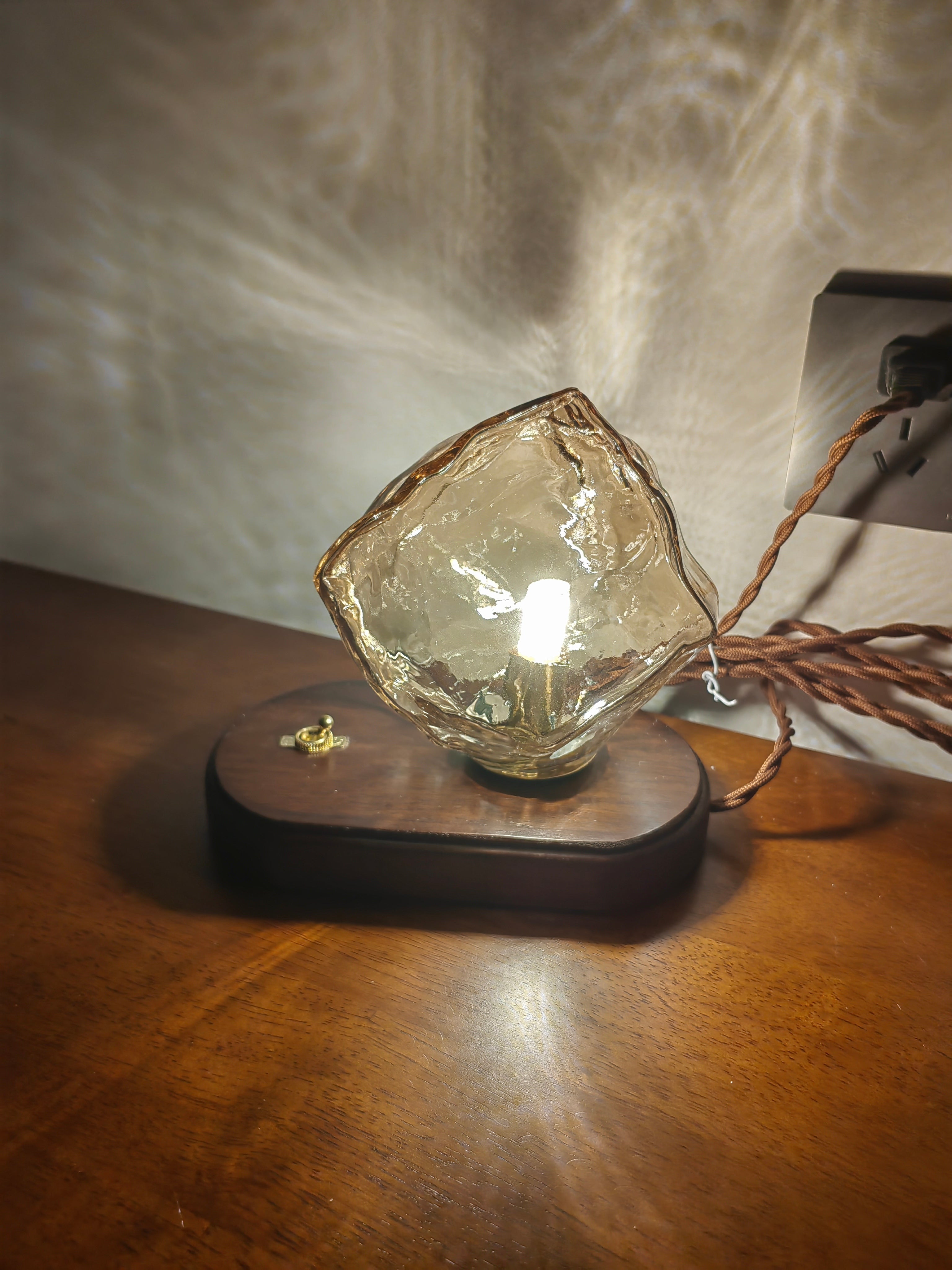 GlasAura – Edle Tischlampe aus satiniertem Glas für Wohnzimmer