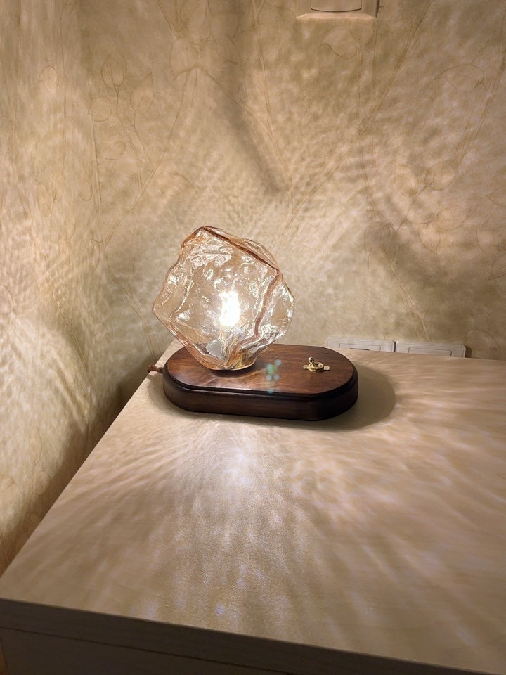 GlasAura – Edle Tischlampe aus satiniertem Glas für Wohnzimmer