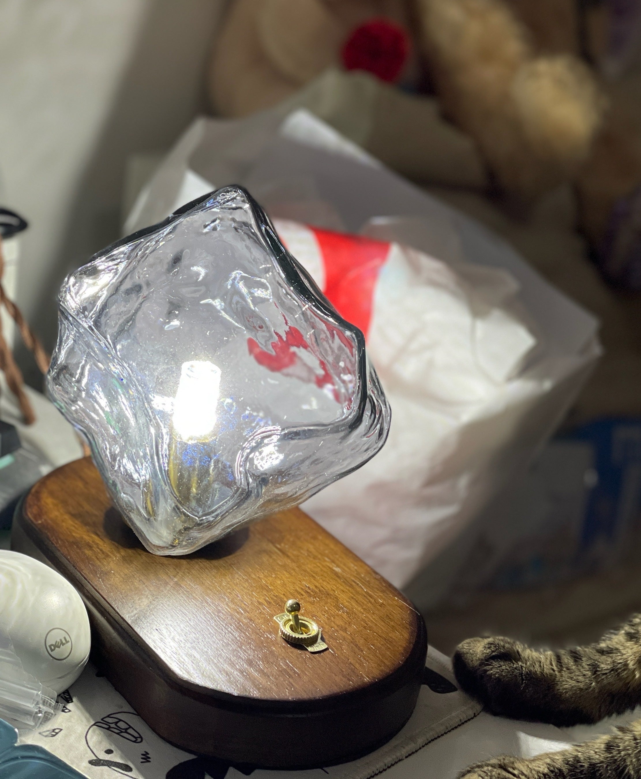 GlasAura – Edle Tischlampe aus satiniertem Glas für Wohnzimmer