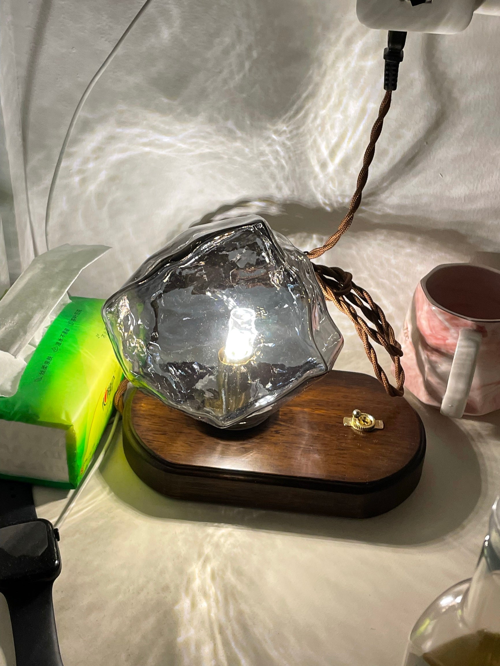 GlasAura – Edle Tischlampe aus satiniertem Glas für Wohnzimmer