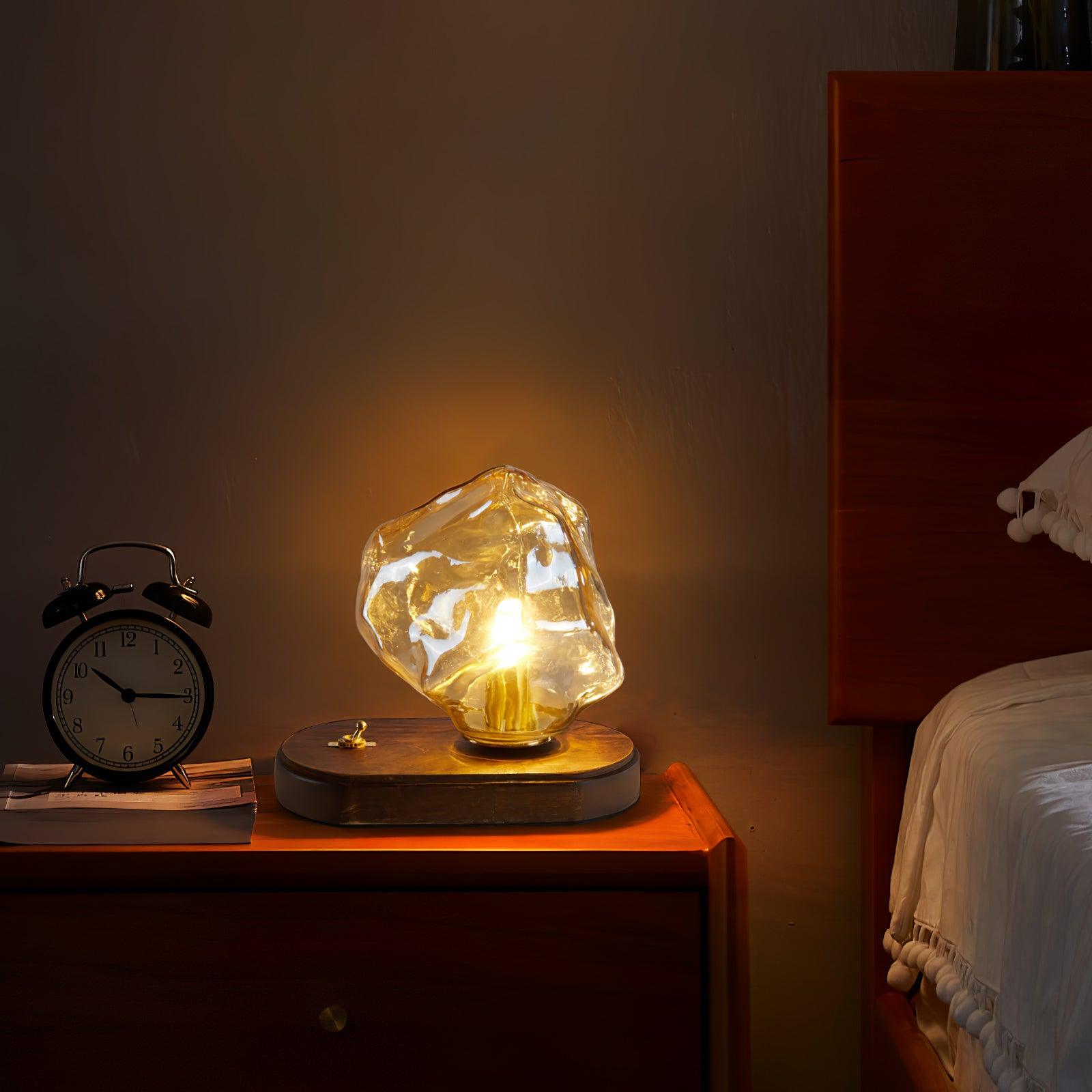GlasAura – Edle Tischlampe aus satiniertem Glas für Wohnzimmer