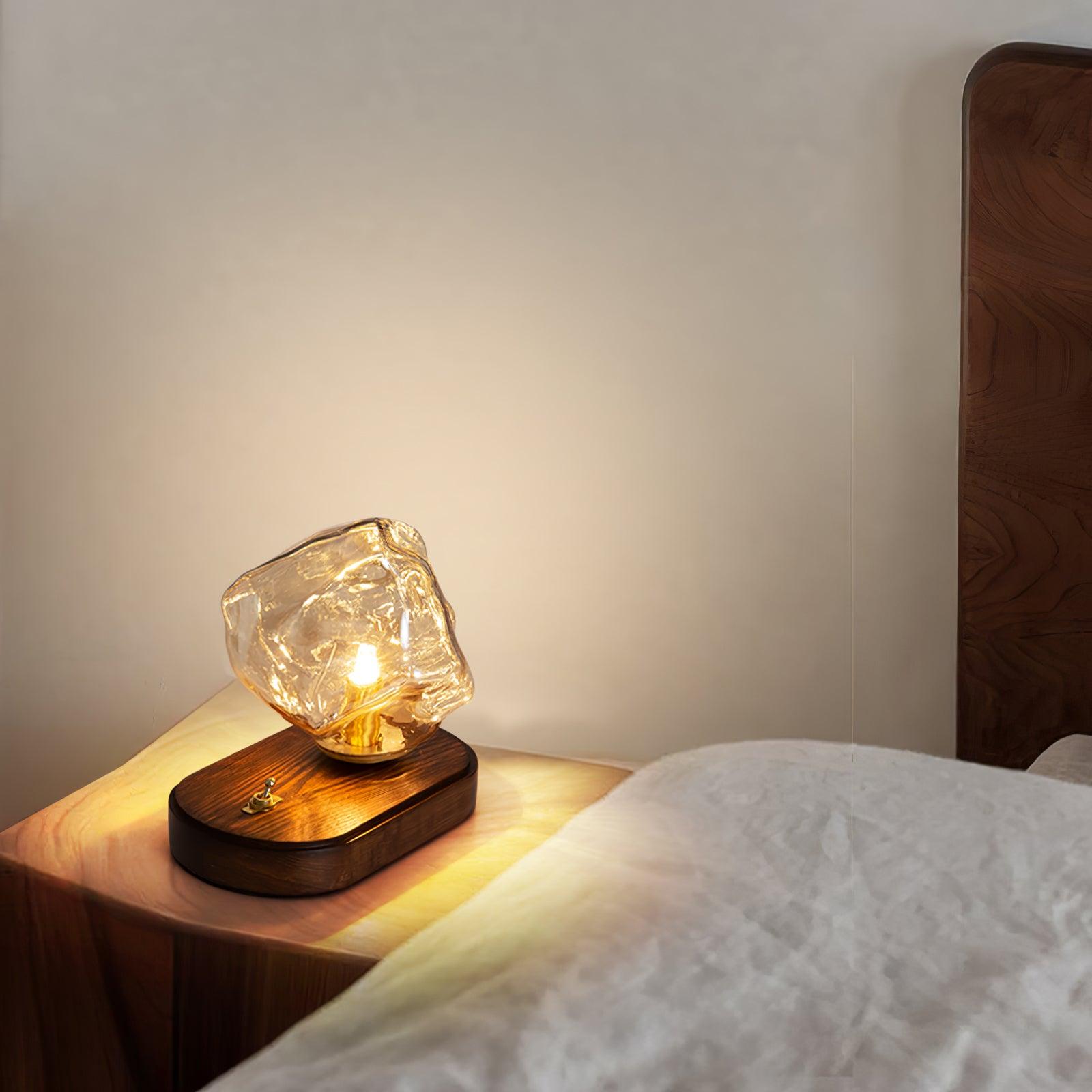 GlasAura – Edle Tischlampe aus satiniertem Glas für Wohnzimmer