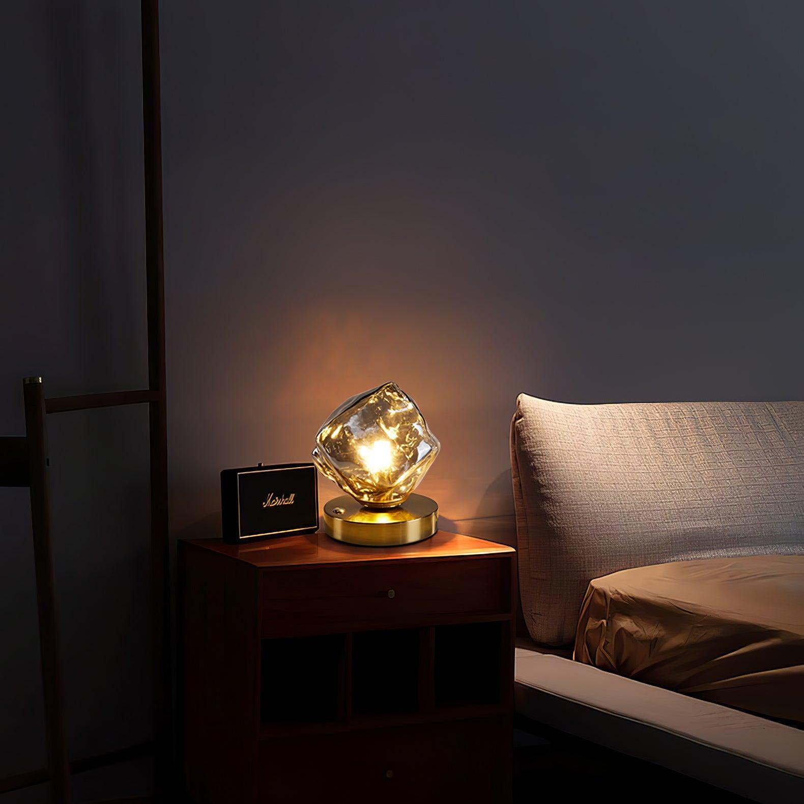 GlasAura – Edle Tischlampe aus satiniertem Glas für Wohnzimmer