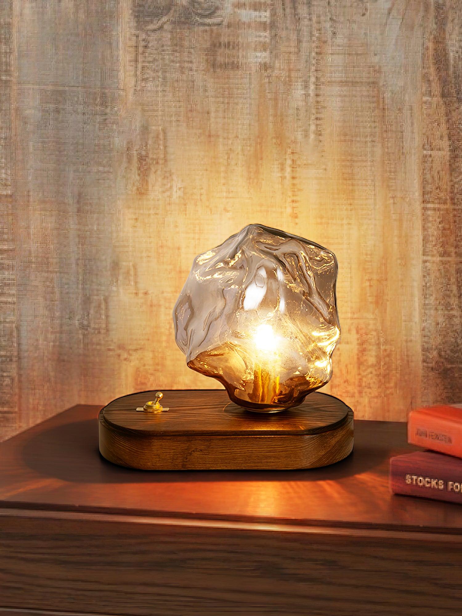 GlasAura – Edle Tischlampe aus satiniertem Glas für Wohnzimmer