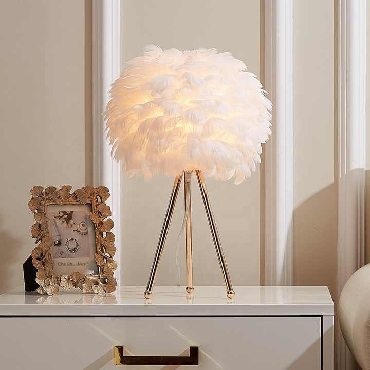 Missfeather Elegante dimmbare Tischleuchte – Federn Weiß Schlafzimmer