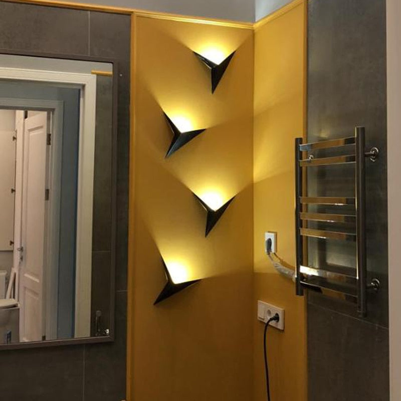 VertexGlow LED-Wandleuchte – Dreieckiges Design in Schwarz & Weiß