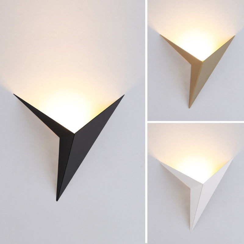 VertexGlow LED-Wandleuchte – Dreieckiges Design in Schwarz & Weiß
