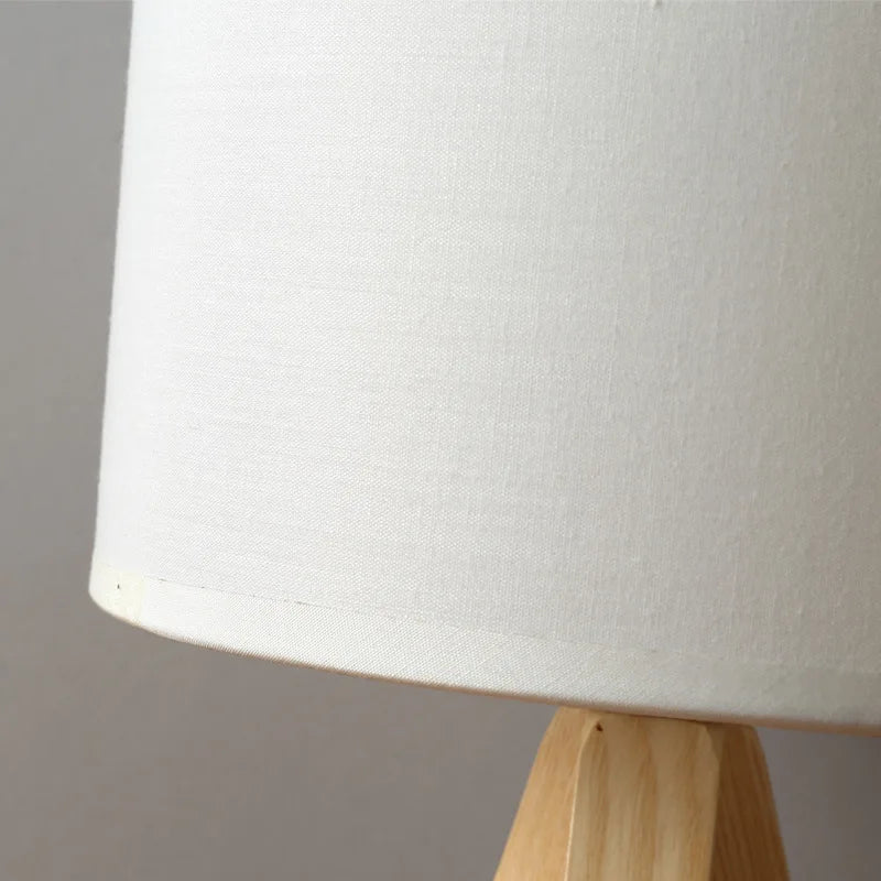 Holzglanz – Moderne Tischlampe aus Holz Naturfinish Büro