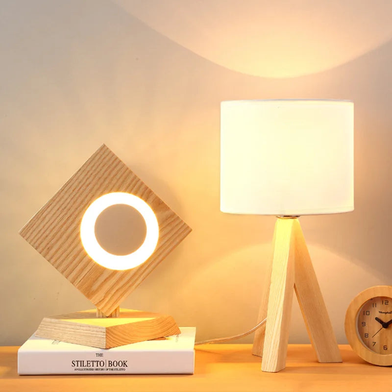 Holzglanz – Moderne Tischlampe aus Holz Naturfinish Büro