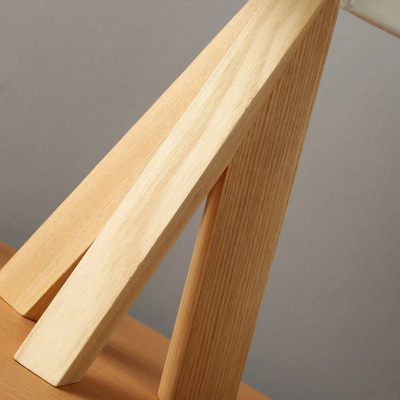 Holzglanz – Moderne Tischlampe aus Holz Naturfinish Büro