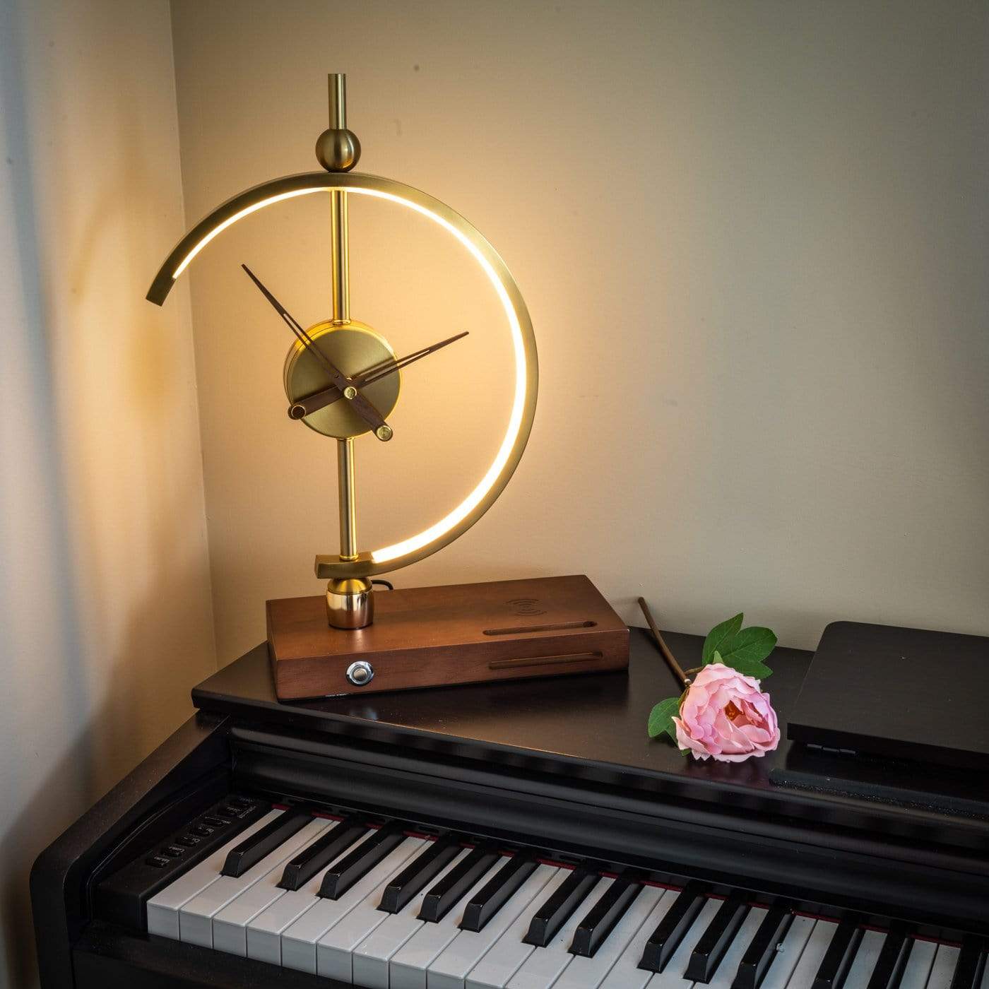 NagoyaLux Elegante Lampenuhr mit kabellosem Ladegerät – Weiß Büro