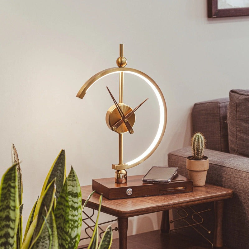NagoyaLux Elegante Lampenuhr mit kabellosem Ladegerät – Weiß Büro