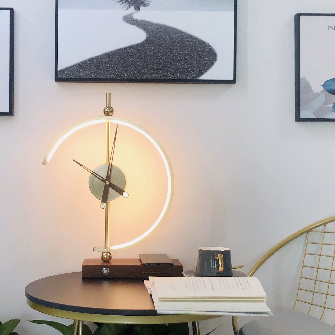 NagoyaLux Elegante Lampenuhr mit kabellosem Ladegerät – Weiß Büro