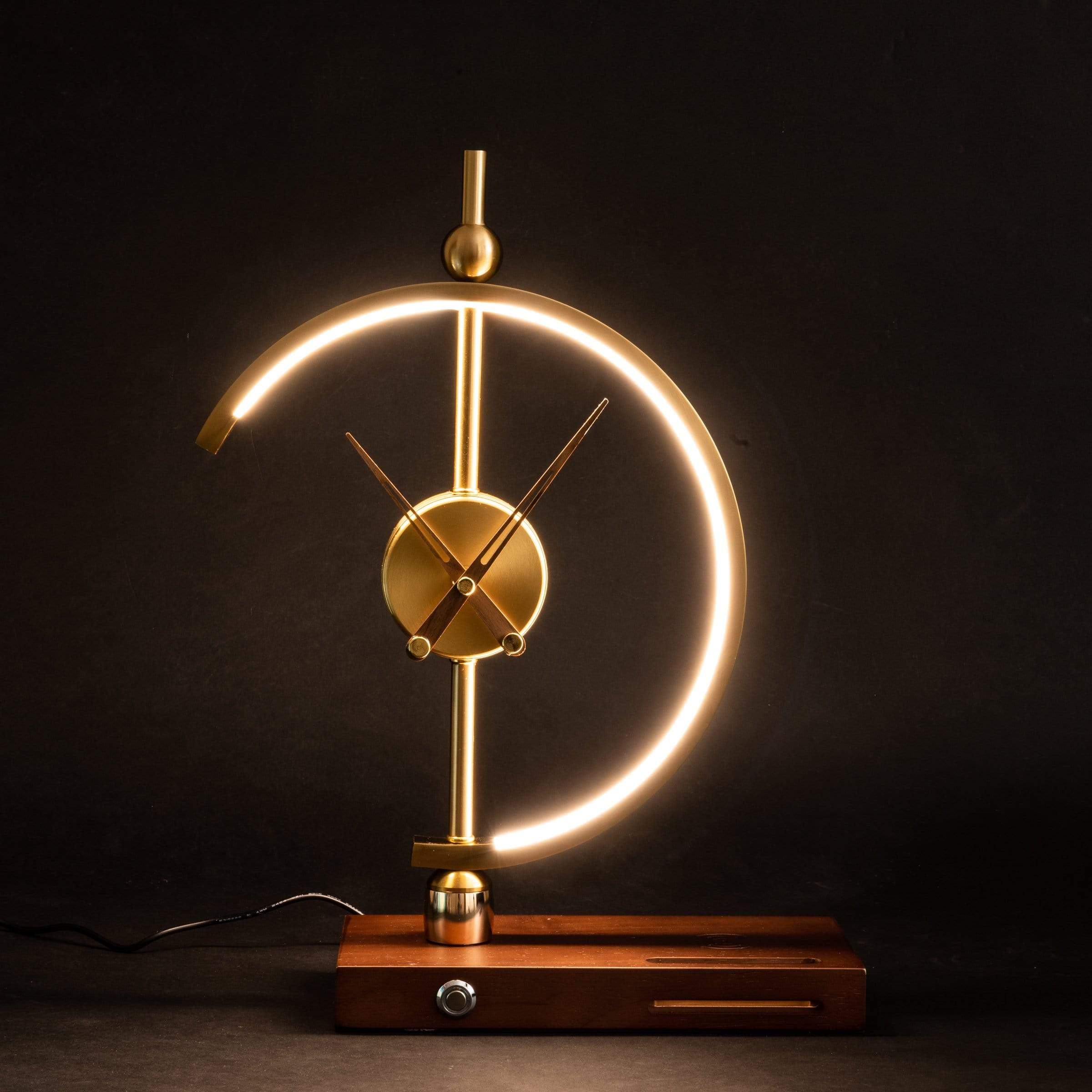 NagoyaLux Elegante Lampenuhr mit kabellosem Ladegerät – Weiß Büro