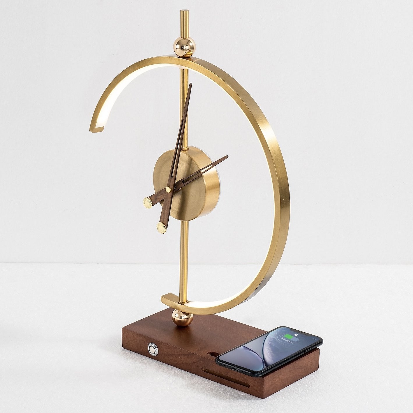 NagoyaLux Elegante Lampenuhr mit kabellosem Ladegerät – Weiß Büro
