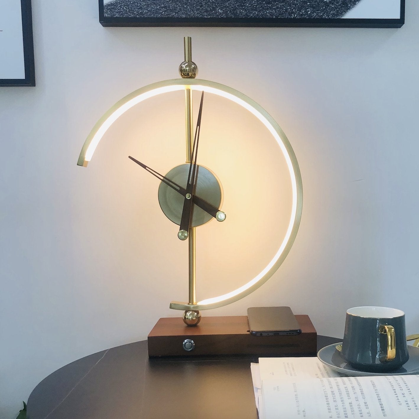 NagoyaLux Elegante Lampenuhr mit kabellosem Ladegerät – Weiß Büro
