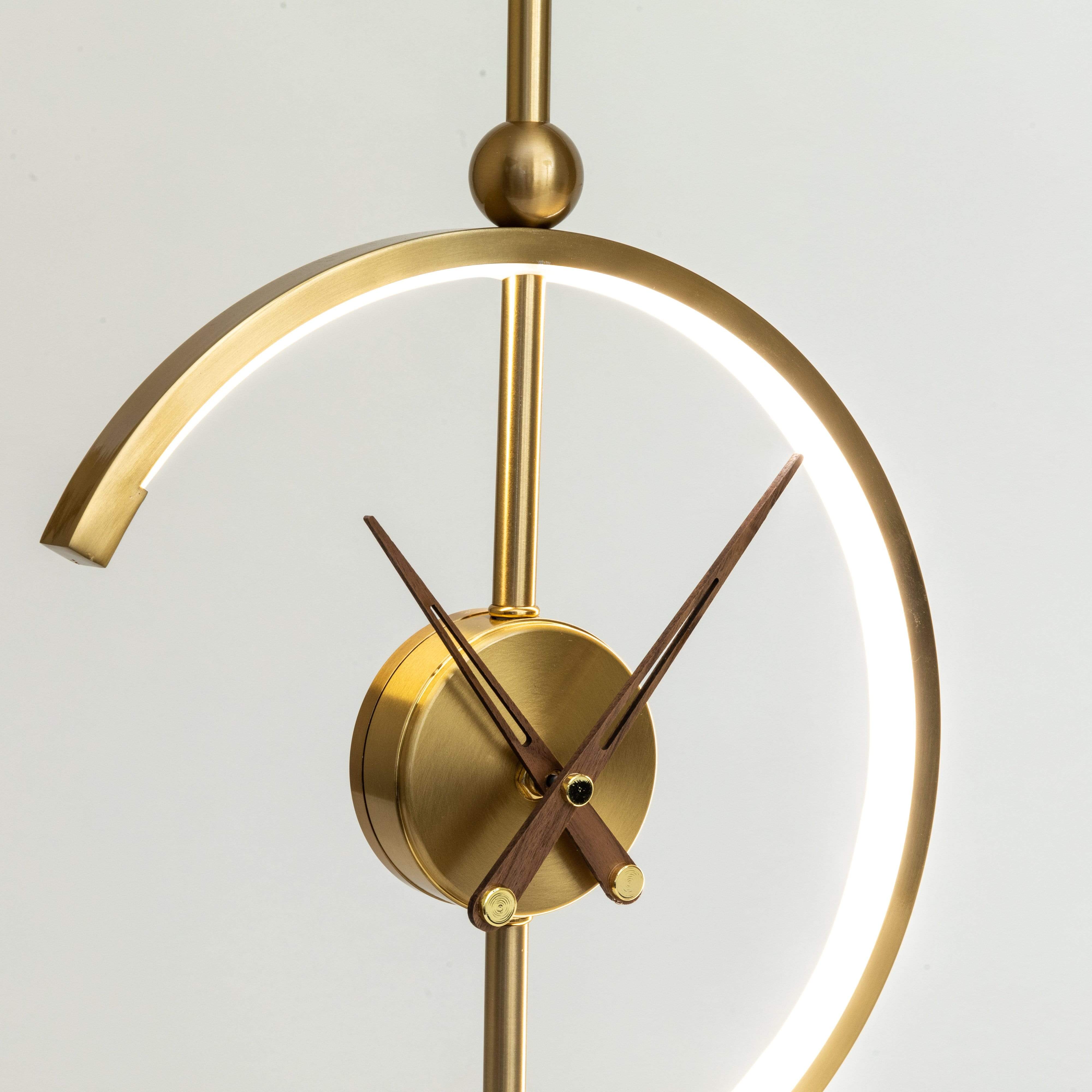 NagoyaLux Elegante Lampenuhr mit kabellosem Ladegerät – Weiß Büro