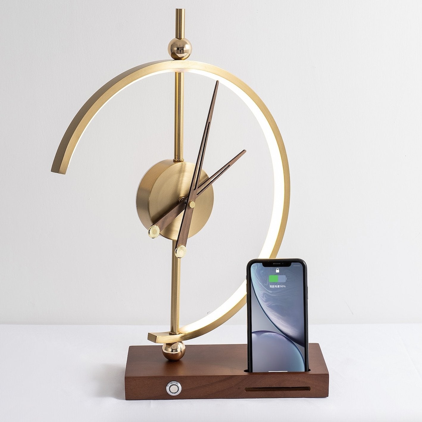 NagoyaLux Elegante Lampenuhr mit kabellosem Ladegerät – Weiß Büro