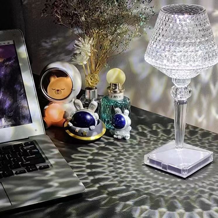 RadiantCrystal - LED-Tischleuchte aus Kristall mit drei dimmbaren Beleuchtungsoptionen