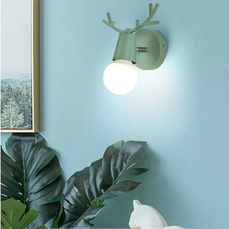 AntlerBeam Playful Wandleuchte - Buntes skandinavisches Design für Kinderzimmer