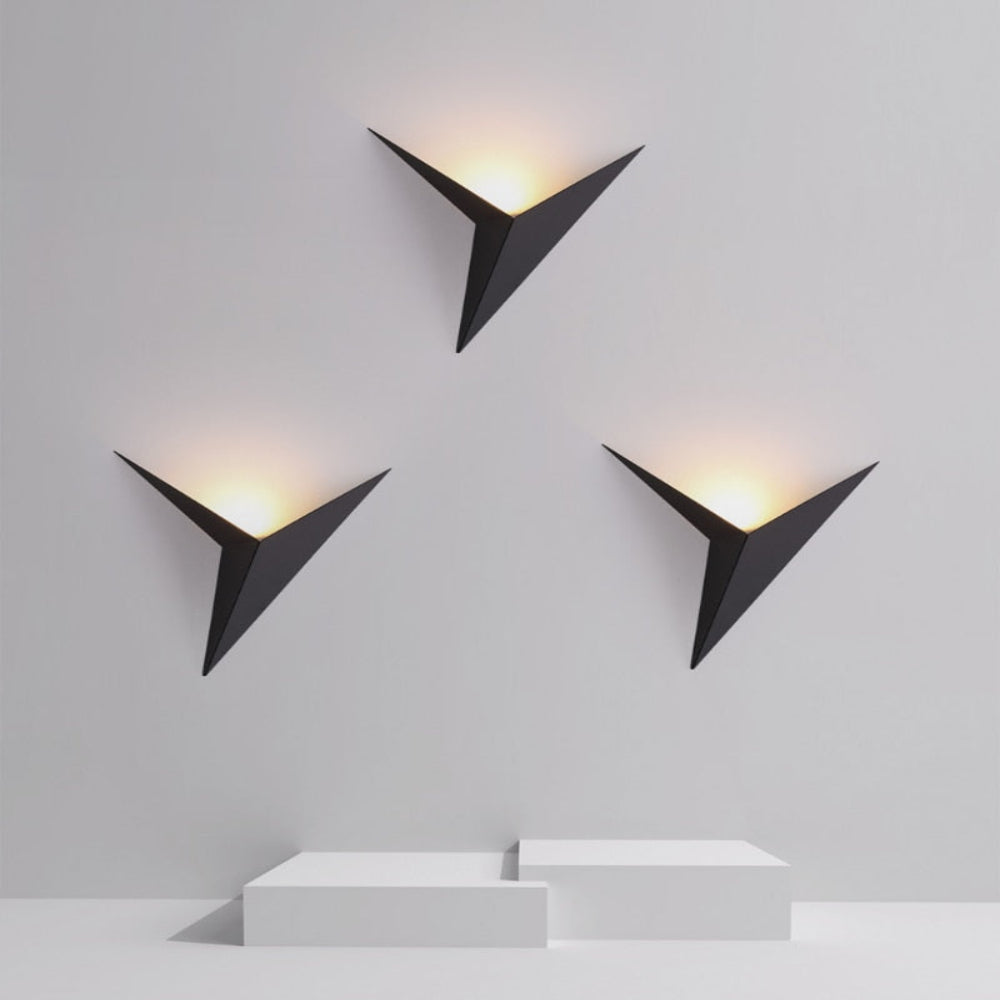 LumoTri LED-Wandleuchte modern in Dreiecksform Schwarz fürs Wohnzimmer