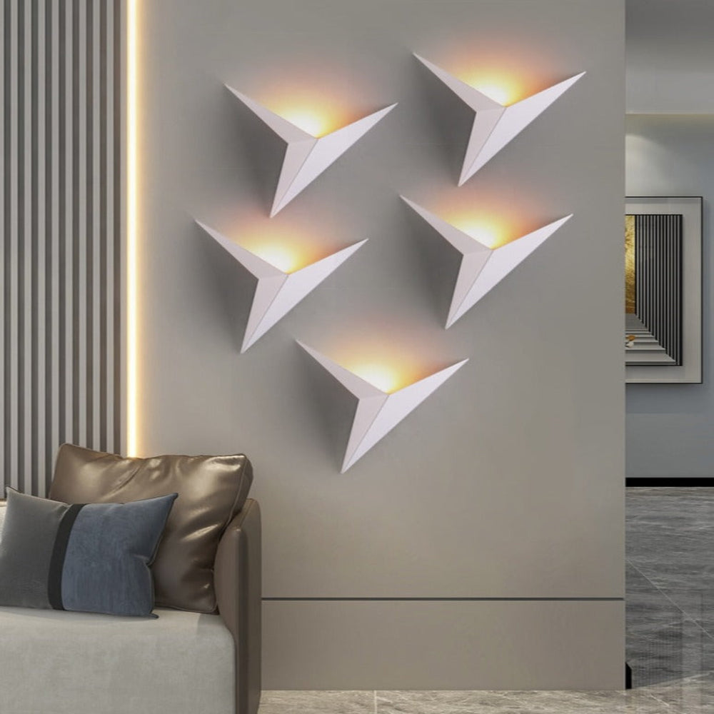LumoTri LED-Wandleuchte modern in Dreiecksform Schwarz fürs Wohnzimmer