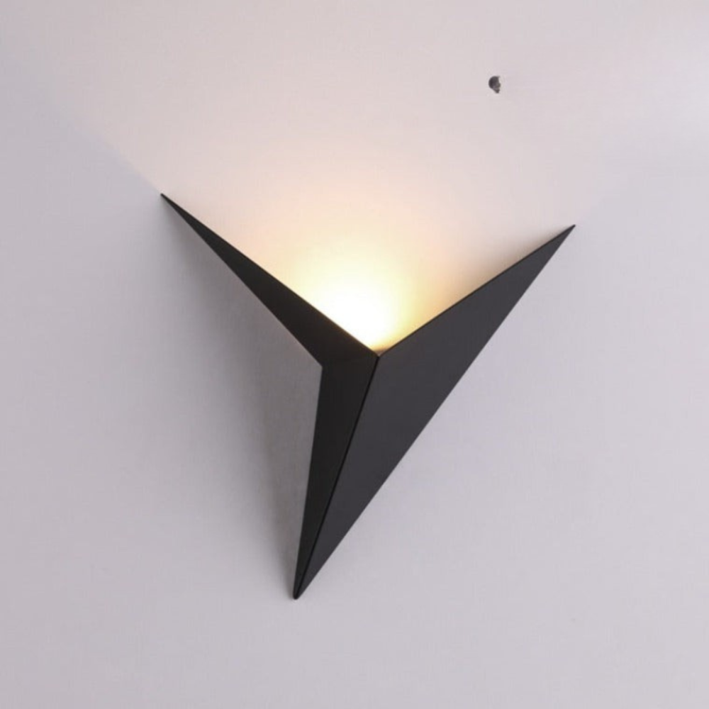 LumoTri LED-Wandleuchte modern in Dreiecksform Schwarz fürs Wohnzimmer