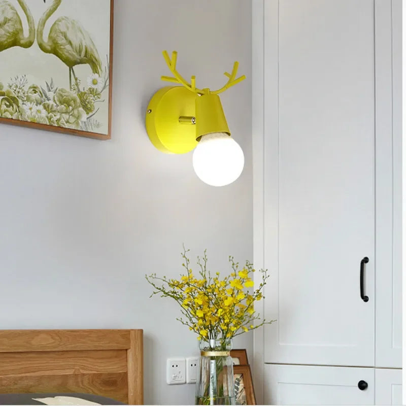 AntlerBeam Playful Wandleuchte - Buntes skandinavisches Design für Kinderzimmer