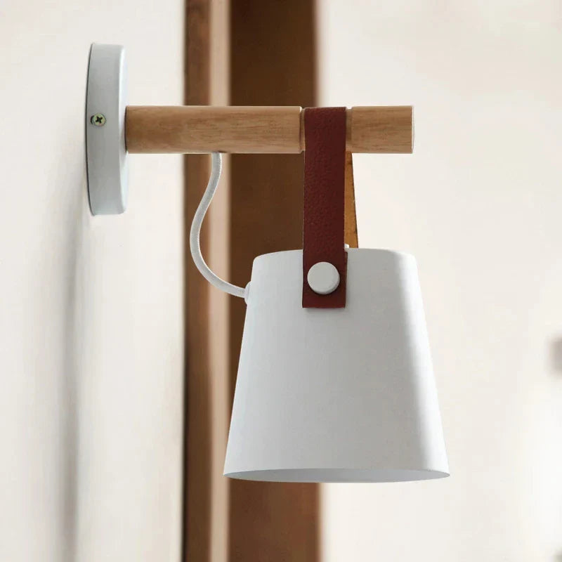 SkandiShine - LED-Wandleuchte mit Holz & Leder