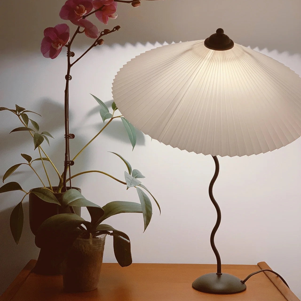 CurveLicht Design-Tischlampe – LED, Wellenform, Schwarz, für Wohnzimmer