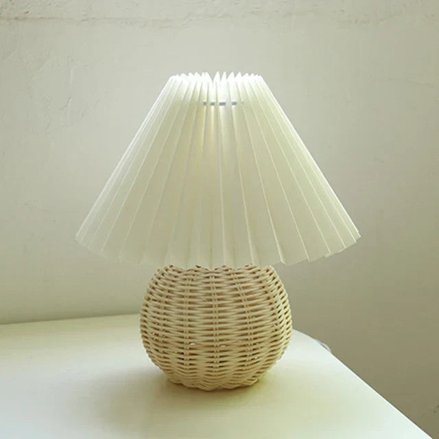 VintageLuxe – Retro Tischlampe mit Faltenlampenschirm Creme Wohnzimmer