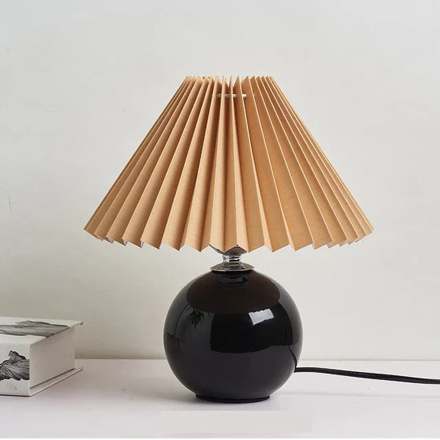 VintageLuxe – Retro Tischlampe mit Faltenlampenschirm Creme Wohnzimmer